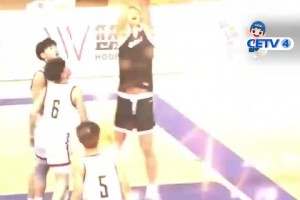 燃爆全场！高中篮球比赛现场惊现“空中接力灌篮”两人配合默契..